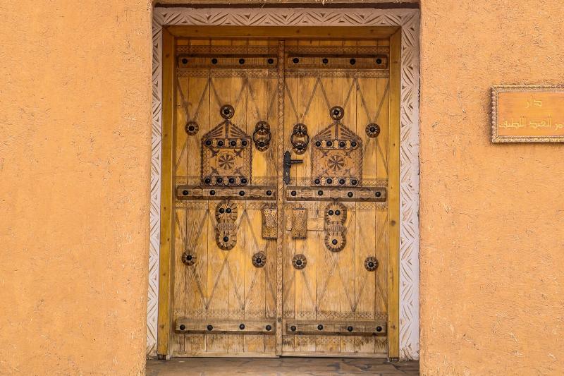 Amazing architectural design carved in the woods and stones of houses
