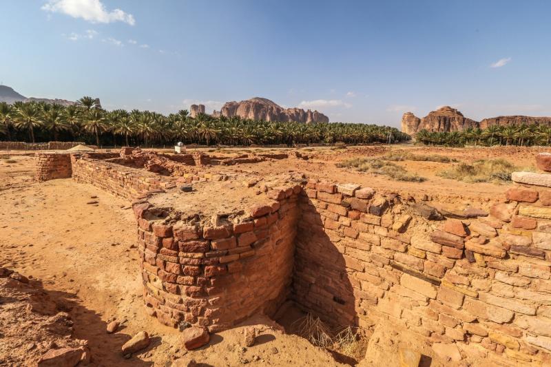 We will start our tour with the visit of two ancient carving sites in Al-Ula
