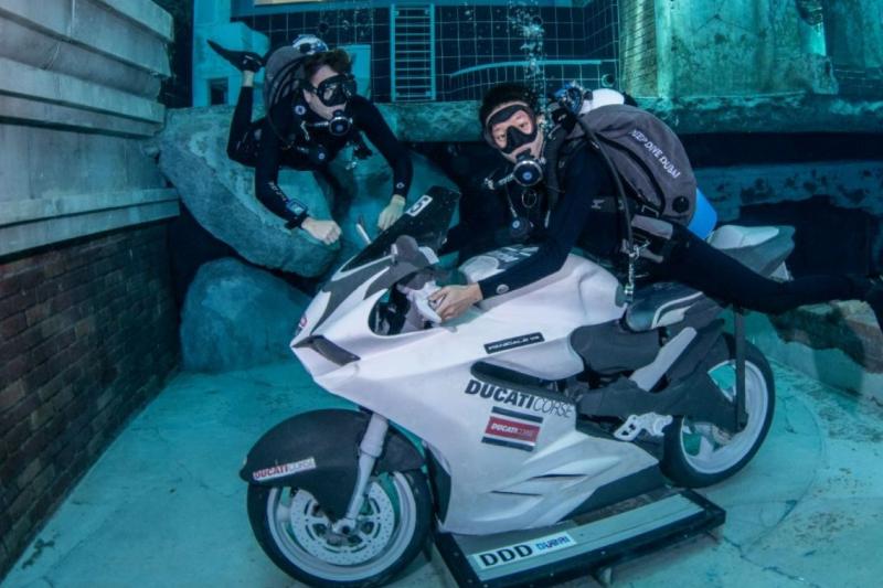 Dubai Attraction: Deep Dive Dubai