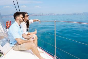 Barcelone : excursion en catamaran avec Tapa et boisson