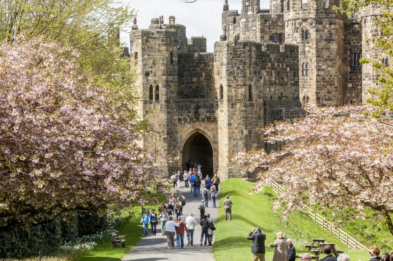 Alnwick Castle Full-Day Shuttle from Edinburgh