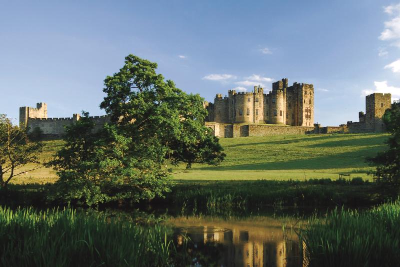 Alnwick Castle Full-Day Shuttle from Edinburgh