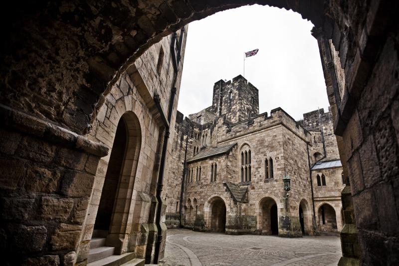 Alnwick Castle Full-Day Shuttle from Edinburgh
