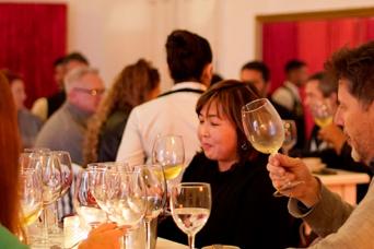 Dégustation des vins régionaux dans le tango de manoir