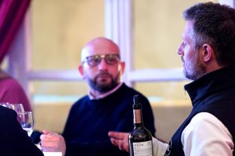 Dégustation des vins régionaux dans le tango de manoir