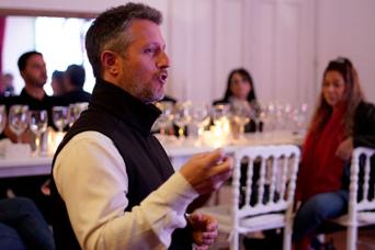 Dégustation des vins régionaux dans le tango de manoir