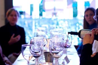 Dégustation des vins régionaux dans le tango de manoir