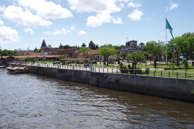 Déjeuner au bord de la rivière