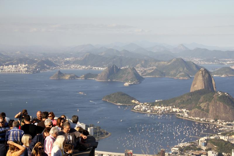 Rio por um dia em tour privado - Visita ao Cristo de van, Pão de Açúcar, Escadaria Selaron e almoço