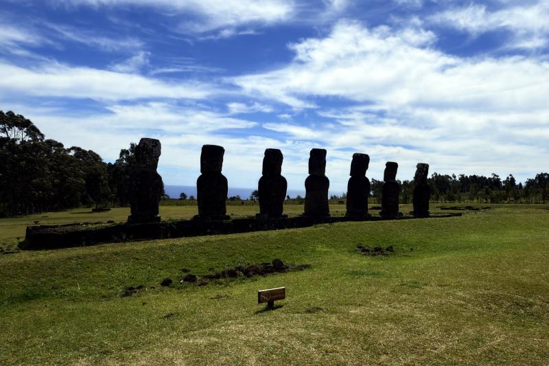 Regardez avec admiration les statues de seize pieds de haut