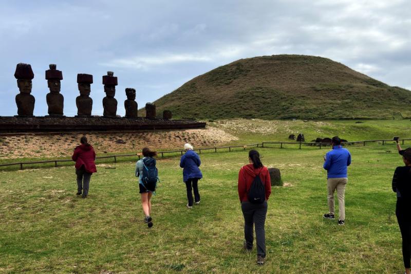 Visitez les 7 statues Moai qui mesurent 16 pieds de haut