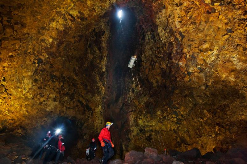 L''espace au sol à l''intérieur de Þríhnúkagígur équivaut à environ trois terrains de basket