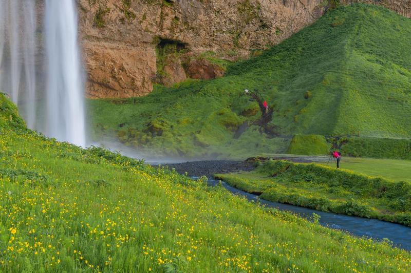 La cascade de Seljalandsfoss est l''endroit où vous pouvez littéralement marcher derrière un rideau 
