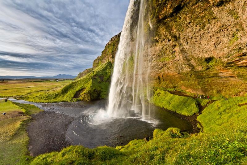 La cascade de Seljalandsfoss dans le sud de l''Islande chute de 60 mètres au-dessus des falaises de 