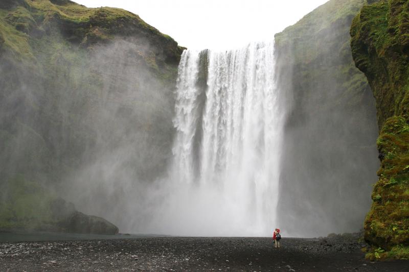 La cascade de Skógafoss à Skógar dans le sud de l''Islande est sans doute la cascade la plus embléma