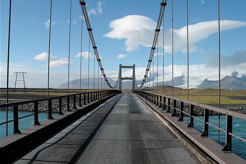 Pont sur la rivière glaciaire Jökulsá qui coule de la lagune glaciaire Jökulsárlón