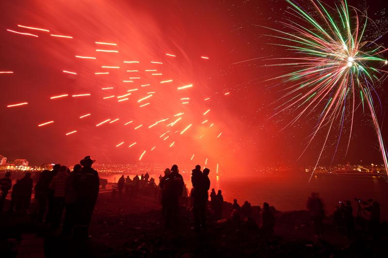 Le soir du Nouvel An, les habitants de Reykjavik se rassemblent pour regarder des feux de joie et de