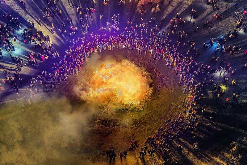 Le soir du Nouvel An, les habitants de Reykjavik se rassemblent pour regarder des feux de joie et de