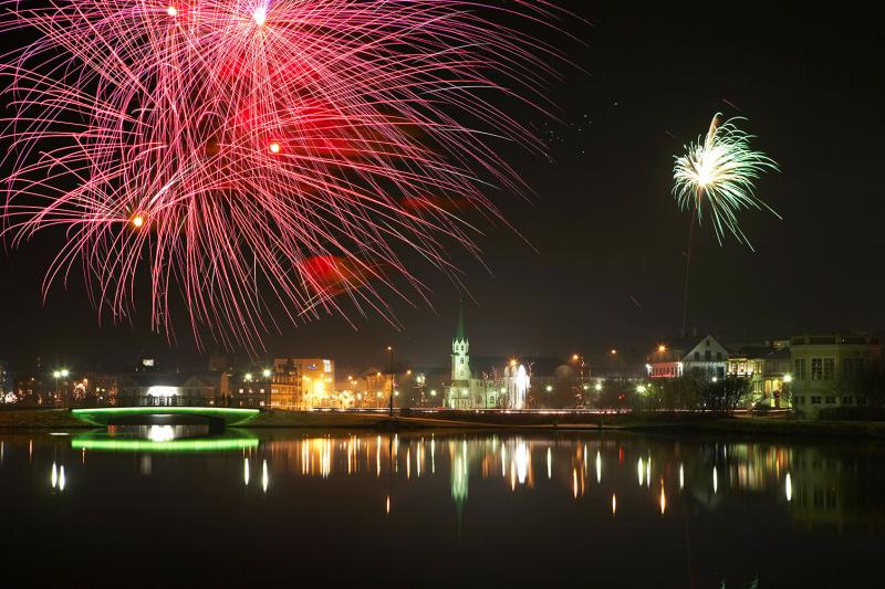 Feux d''artifice à Reykjavik le soir du Nouvel An