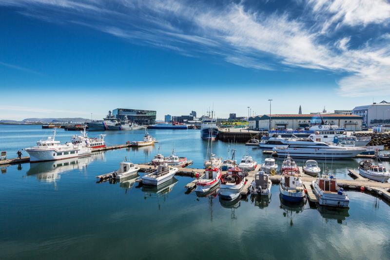 Vue sur le port de Reykjavik jusqu''à la salle de concert Harpa