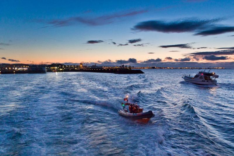 Soleil de minuit dans le port de Reykjavik