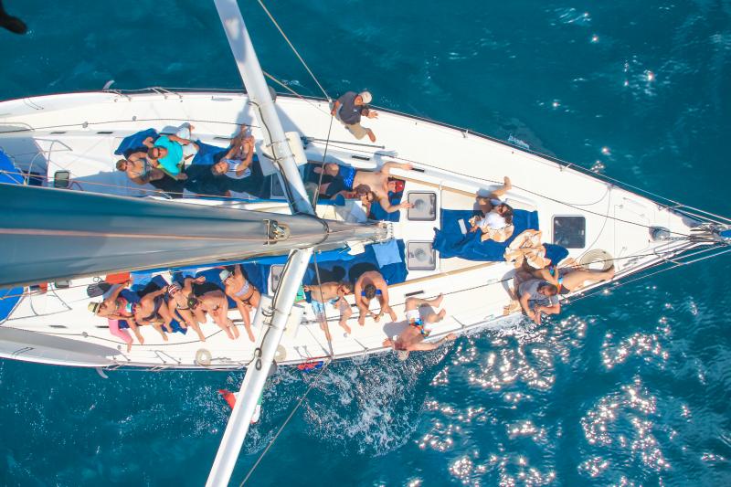 Navigazione in Barca a Vela di Lusso con Pranzo, Open Bar Premium e Pick-up in Piccolo Gruppo - Alloggi in Cabo San Lucas