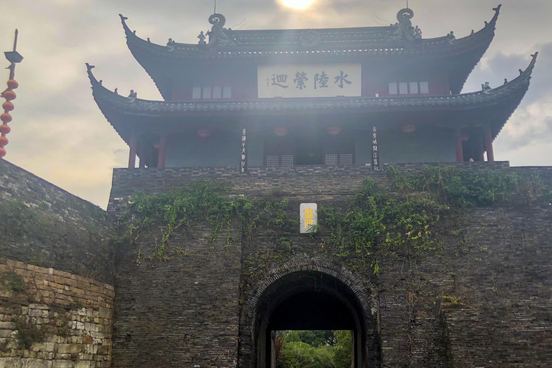 Shanghai Combo City Tour 1: Best of Shanghai Day Tour Suzhou and Zhouzhuang Water Village Day Tour