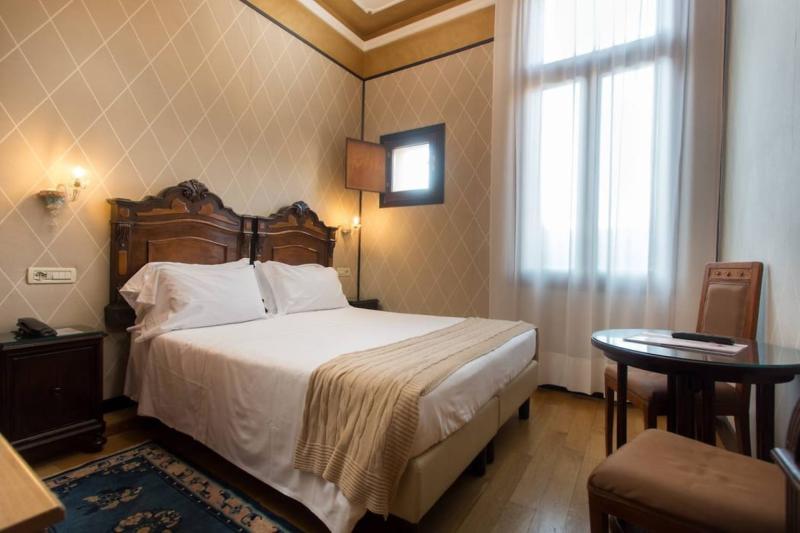 Classic Room at Hotel Saturnia International Venice