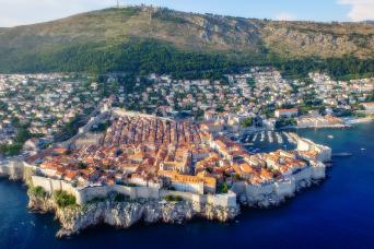 From Omiš: Dubrovnik Guided Group Tour with Ston Oyster tasting