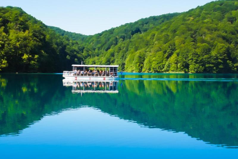 From Omiš: Plitvice Lakes Guided tour with Entrance Ticket Included