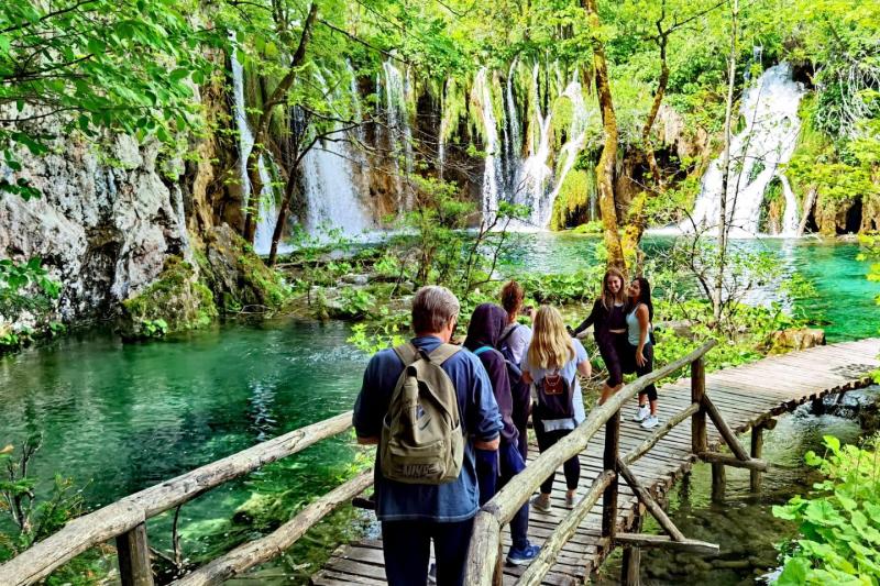 Guided Transfer from Omiš to Zagreb with stop at Plitvice Lakes