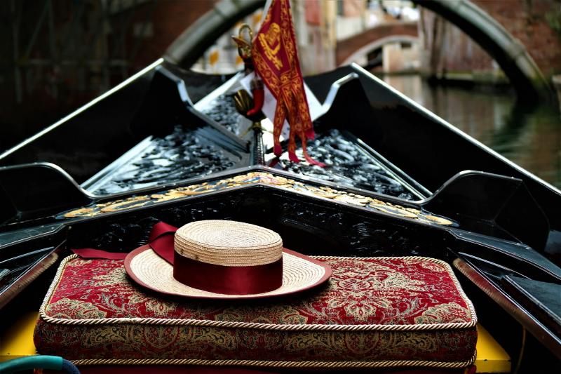 Private gondola ride and dinner in Venice