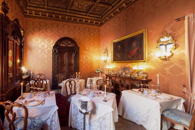 Venise : dîner dans un palais noble avec tour privé en gondole