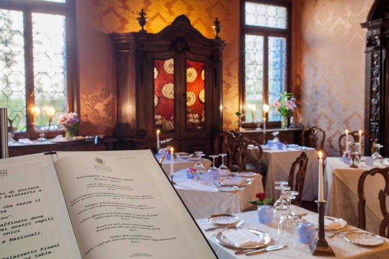 Venise : dîner dans un palais noble avec tour privé en gondole