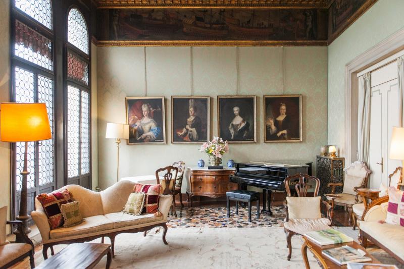 Venise : dîner dans un palais noble avec tour privé en gondole