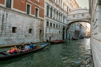 Tour en gondole partagé sous le pont des soupirs