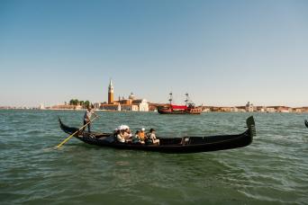 Tour en gondole partagé sous le pont des soupirs