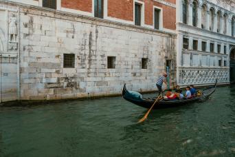 Tour en gondole partagé sous le pont des soupirs